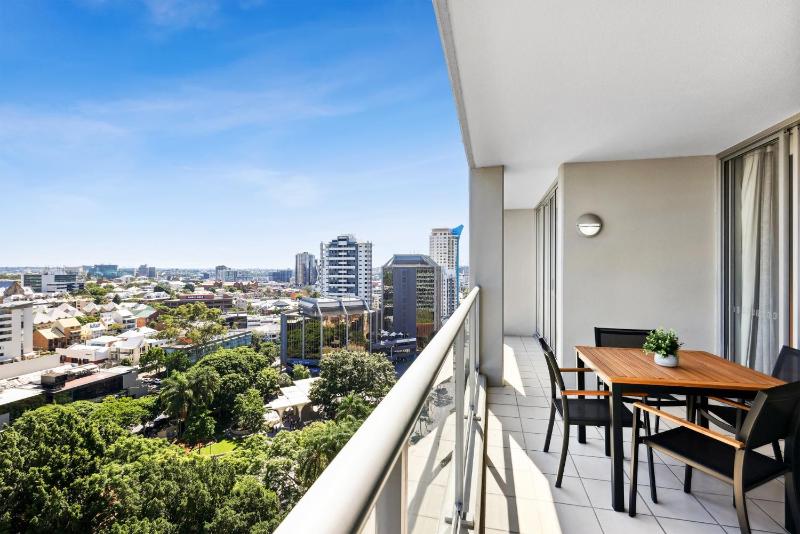 2-Bed City Abode with Swimming Pool Gym & Views - image 10