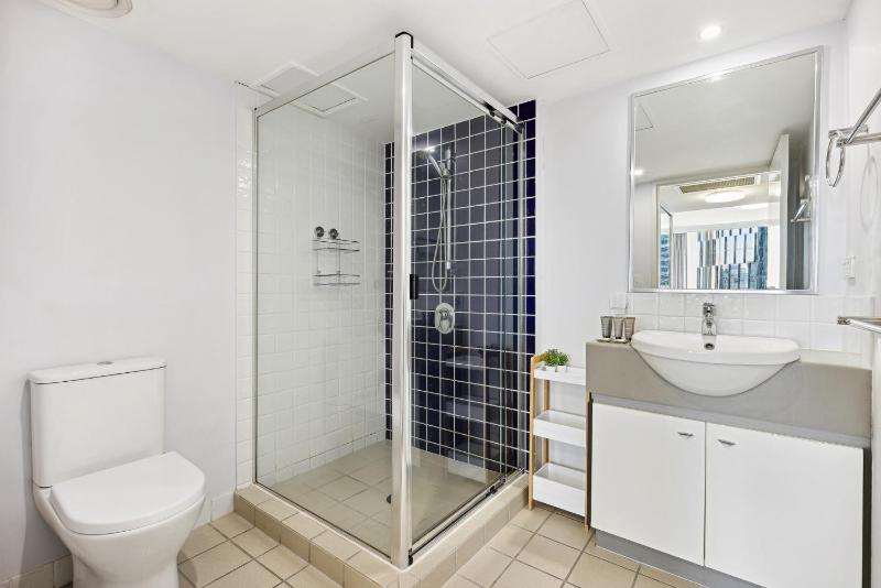 2-Bed City Abode with Swimming Pool Gym & Views - image 2