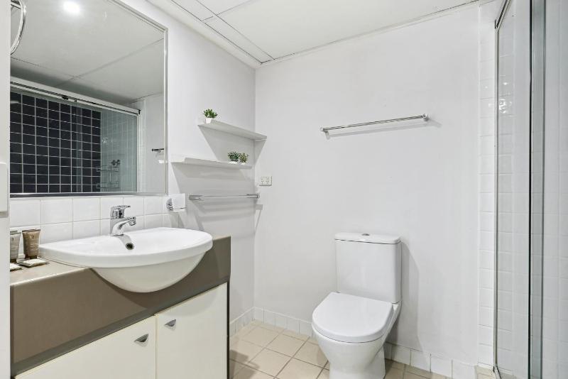 2-Bed City Abode with Swimming Pool Gym & Views - image 3