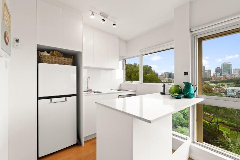 Cosy 1-Bed with Swimming Pool Facing Opera House - image 9