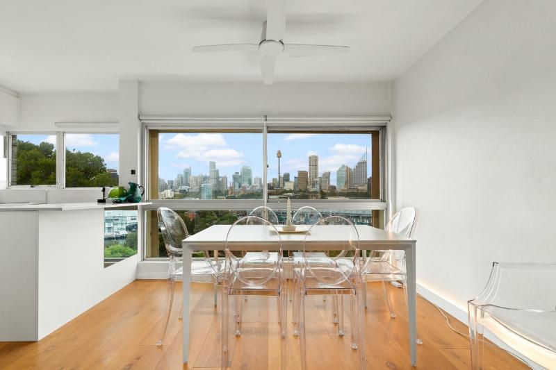 Cosy 1-Bed with Swimming Pool Facing Opera House - image 5