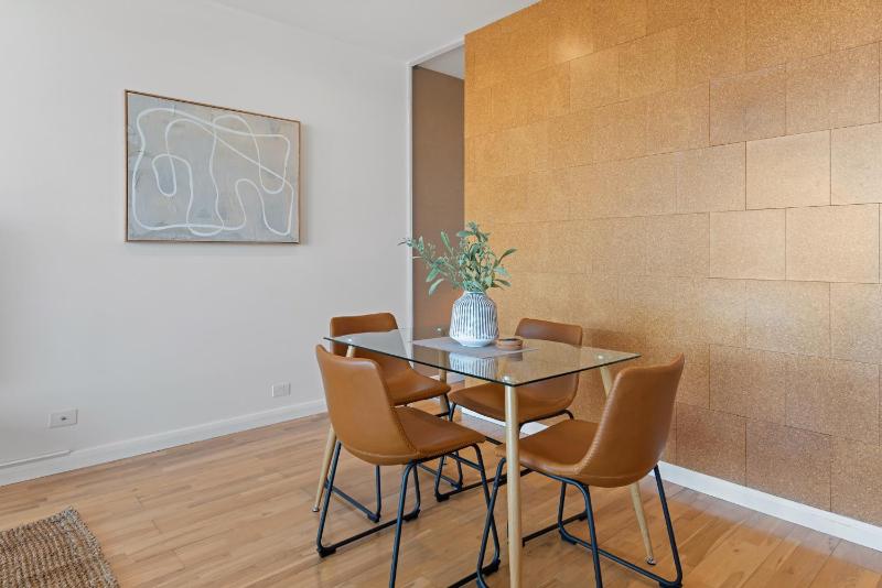 Modern 1-Bed with Close to Shops - image 8