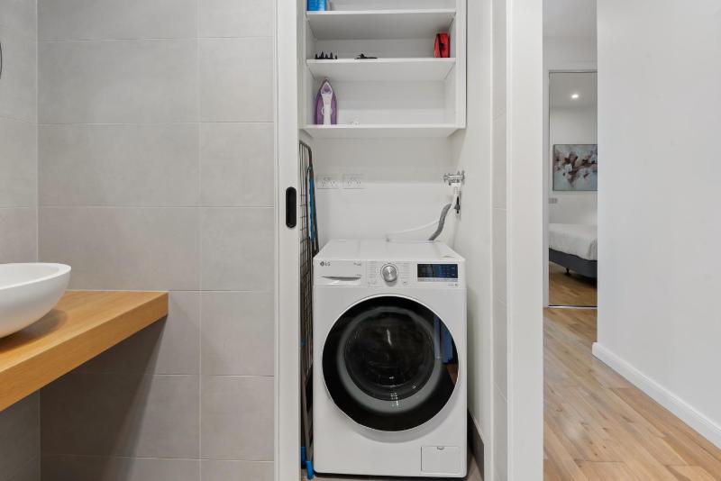 Modern 1-Bed with Close to Shops - image 6