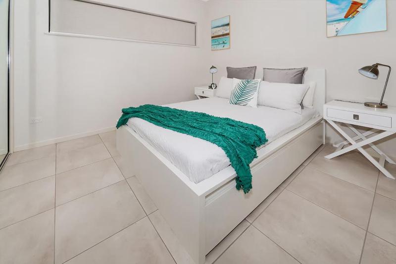 Coastal 2-Bed with Parking & Pool by the Ocean - image 2