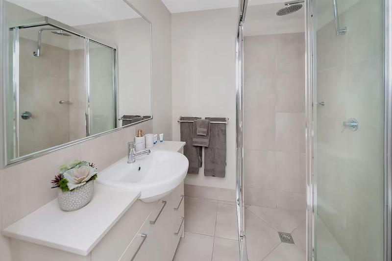 Coastal 2-Bed with Parking & Pool by the Ocean - image 5