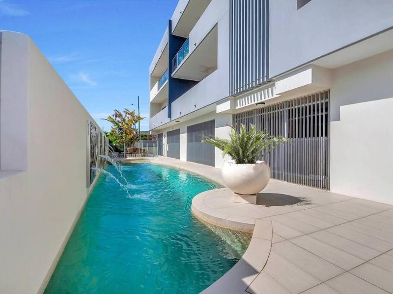 Coastal 2-Bed with Parking & Pool by the Ocean - image 14