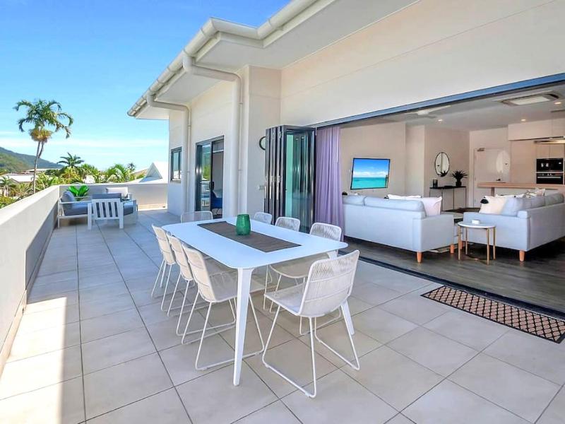 Cairns North 4-Bed with Outdoor Dining & Pool - image 7
