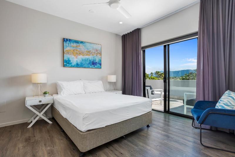 Cairns North 4-Bed with Outdoor Dining & Pool - image 5