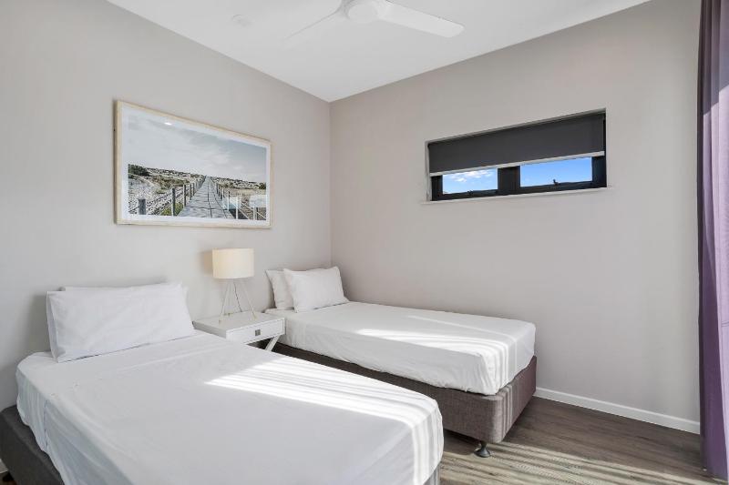 Cairns North 4-Bed with Outdoor Dining & Pool - image 4