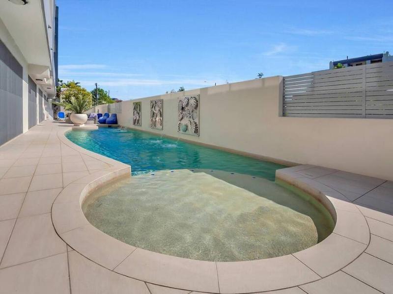 Cairns North 4-Bed with Outdoor Dining & Pool - image 16