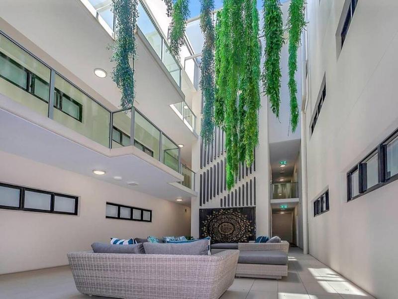 Cairns North 4-Bed with Outdoor Dining & Pool - image 14