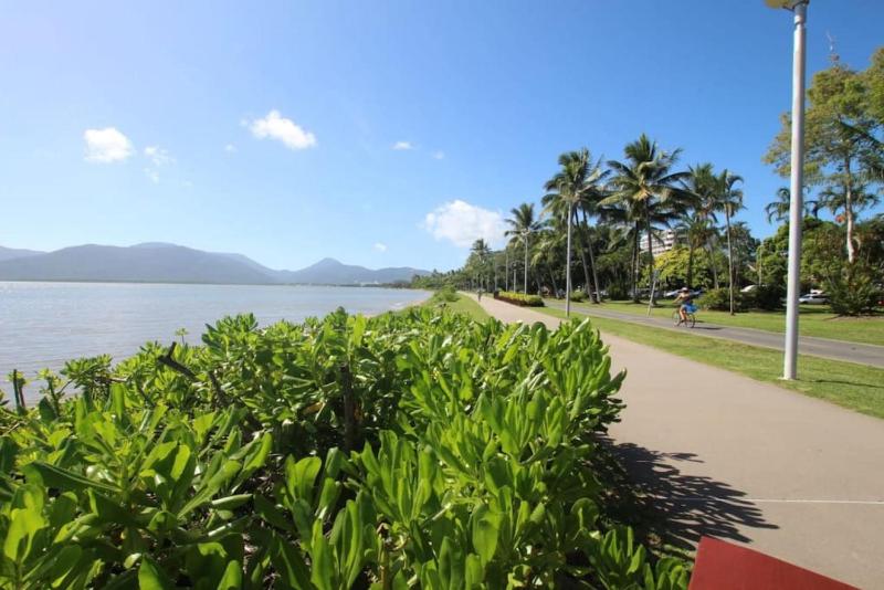 Cairns North 4-Bed with Outdoor Dining & Pool - image 9