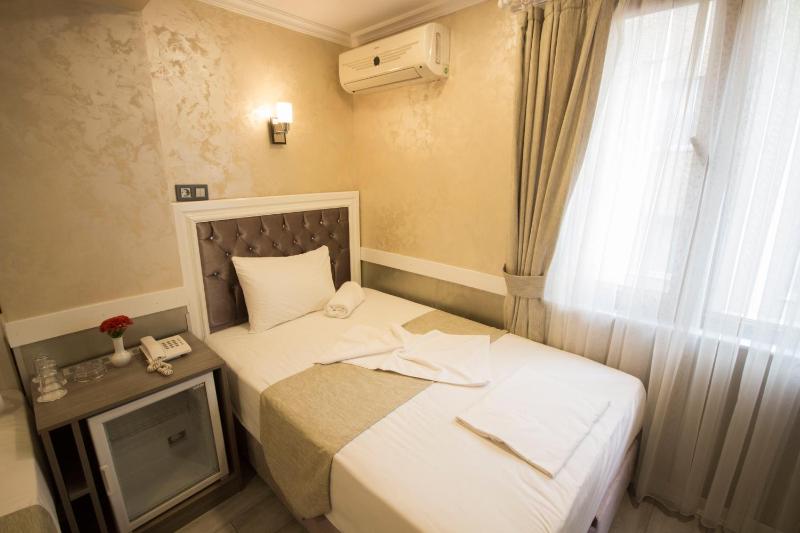 Standard Triple Room image 2