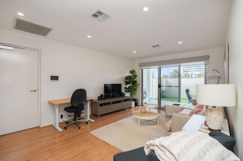 Ground Level 1-Bed: Courtyard & Alfresco Dining - image 7