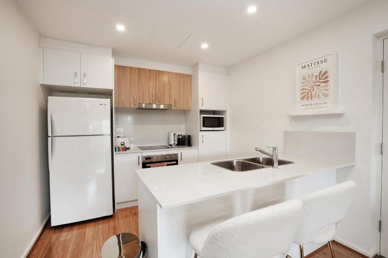 Ground Level 1-Bed: Courtyard & Alfresco Dining - image 12
