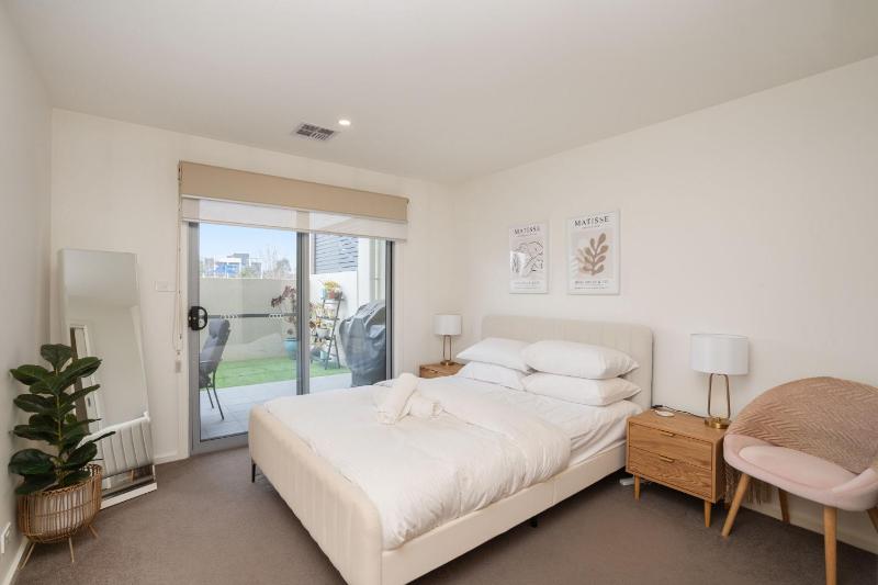 Ground Level 1-Bed: Courtyard & Alfresco Dining - image 4