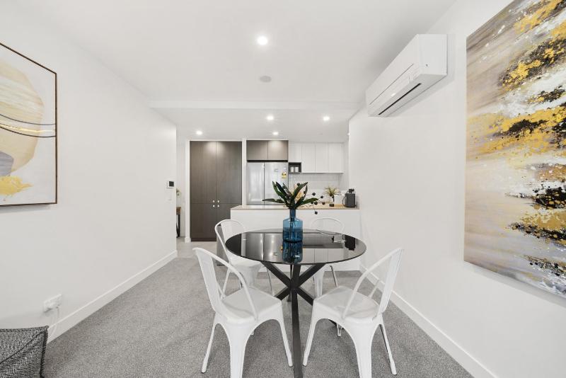 Phillip 2-Bed: Chic Interiors Amazing Amenities - image 8