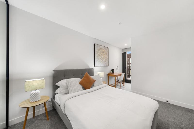 Phillip 2-Bed: Chic Interiors Amazing Amenities - image 10