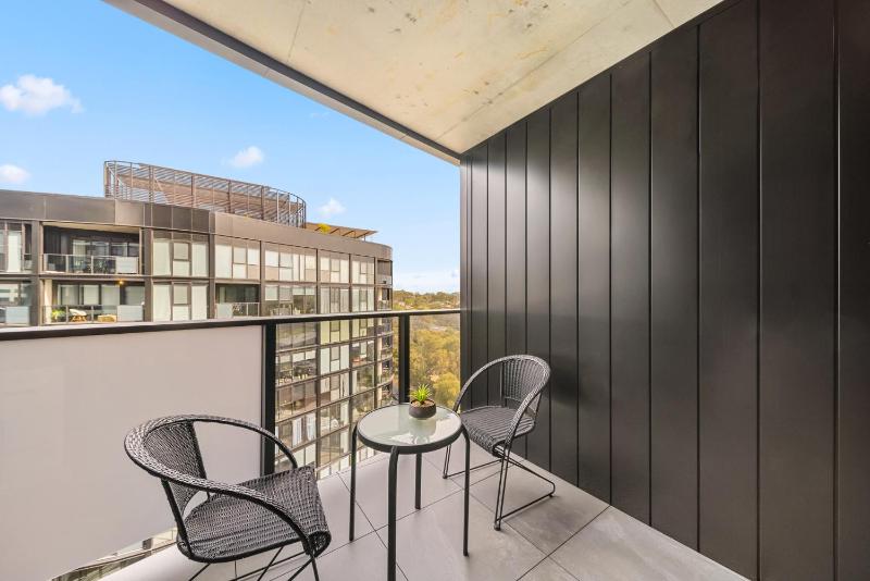Phillip 2-Bed: Chic Interiors Amazing Amenities - image 9