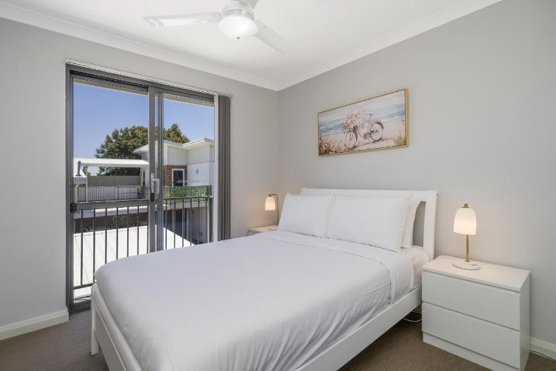 Sunny 2-Bed in Quiet Location with Balcony - image 12