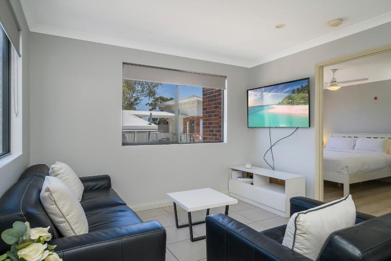 Sunny 2-Bed in Quiet Location with Balcony - image 15