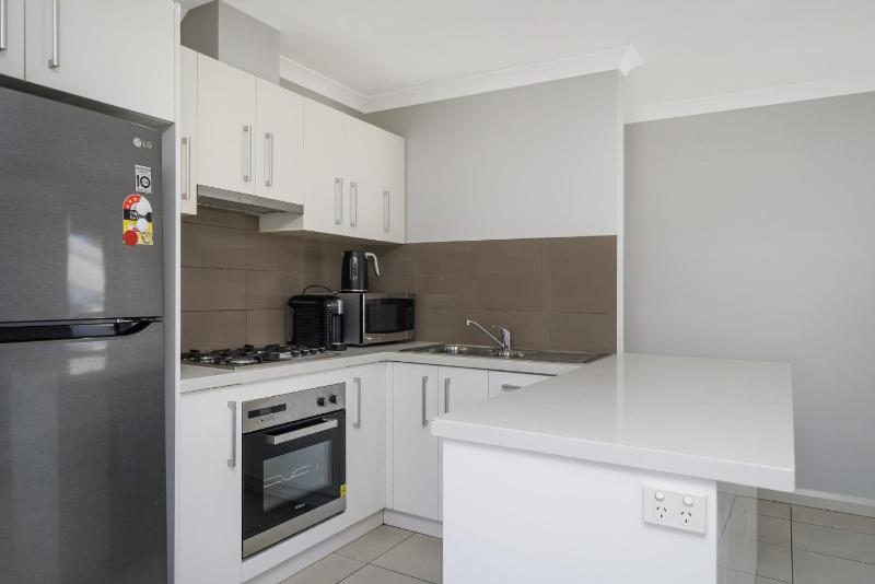 Sunny 2-Bed in Quiet Location with Balcony - image 4