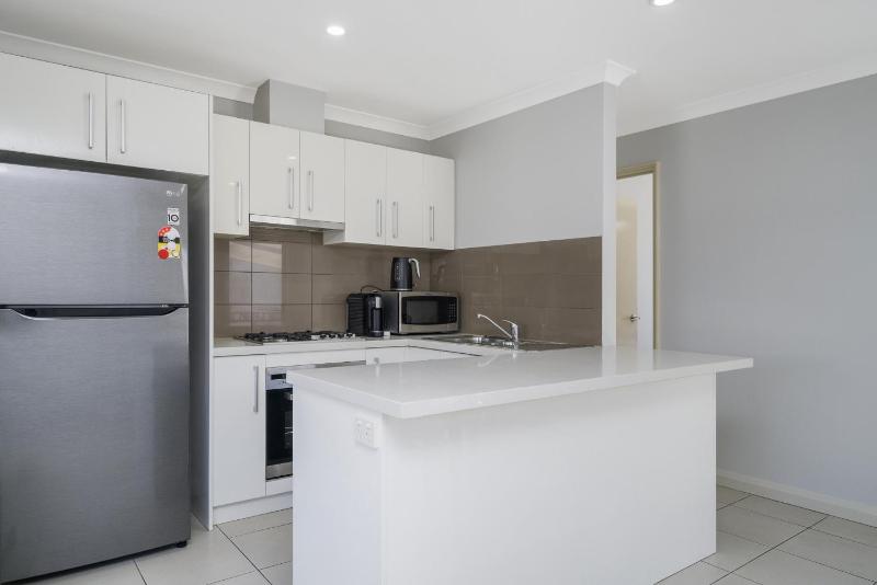 Sunny 2-Bed in Quiet Location with Balcony - image 11