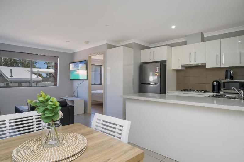 Sunny 2-Bed in Quiet Location with Balcony - image 16
