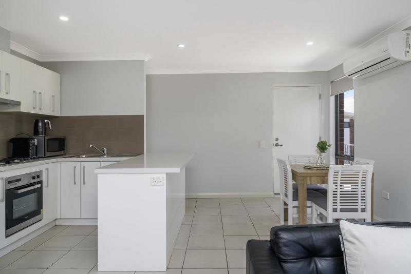Sunny 2-Bed in Quiet Location with Balcony - image 13