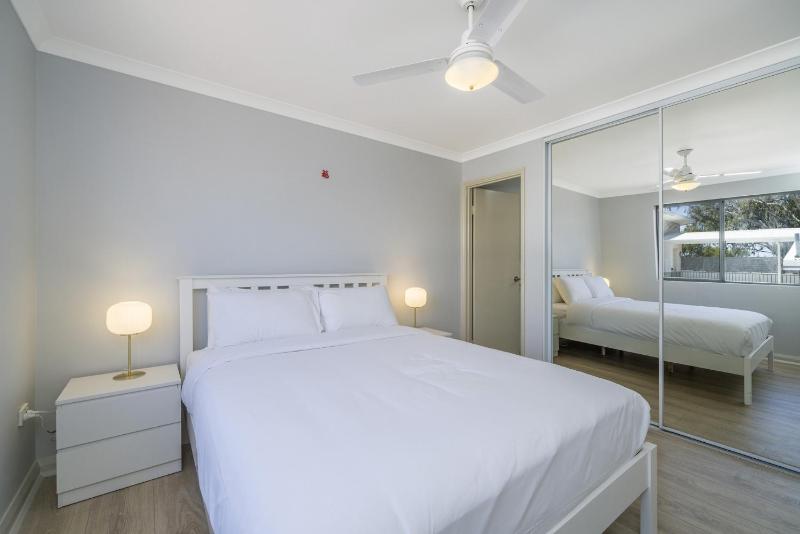 Sunny 2-Bed in Quiet Location with Balcony - image 10
