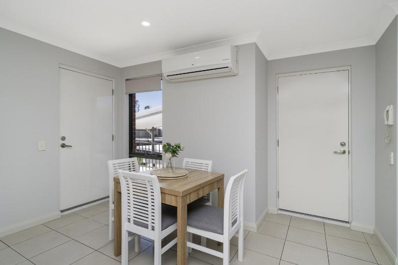 Sunny 2-Bed in Quiet Location with Balcony - image 16