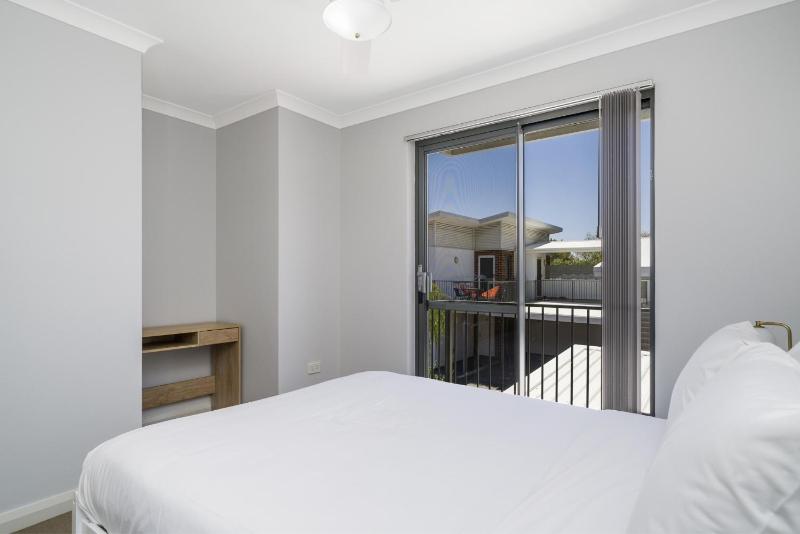 Sunny 2-Bed in Quiet Location with Balcony - image 9