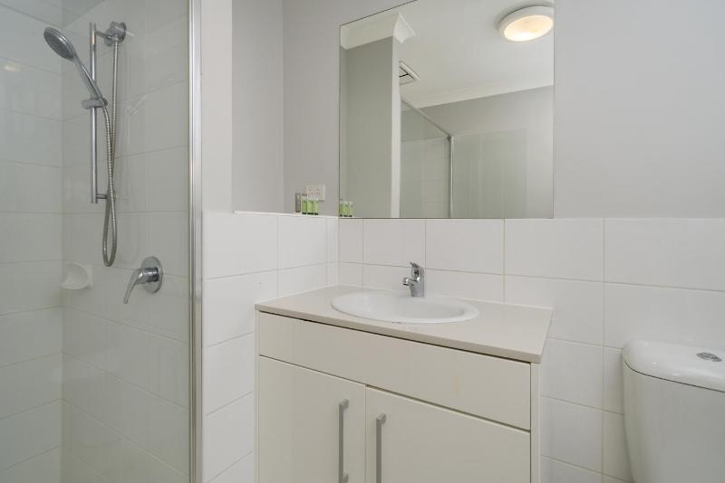 Sunny 2-Bed in Quiet Location with Balcony - image 15