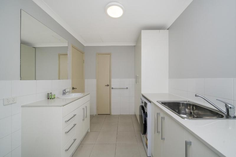 Sunny 2-Bed in Quiet Location with Balcony - image 5