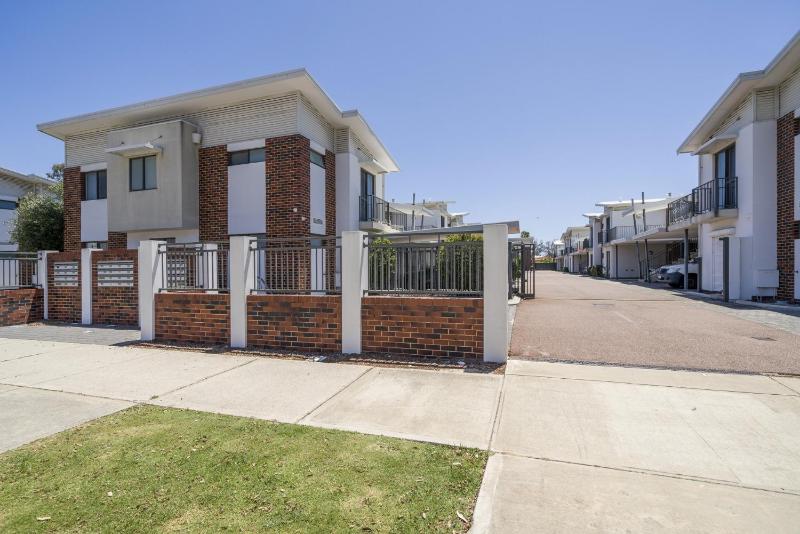 Sunny 2-Bed in Quiet Location with Balcony - image 8