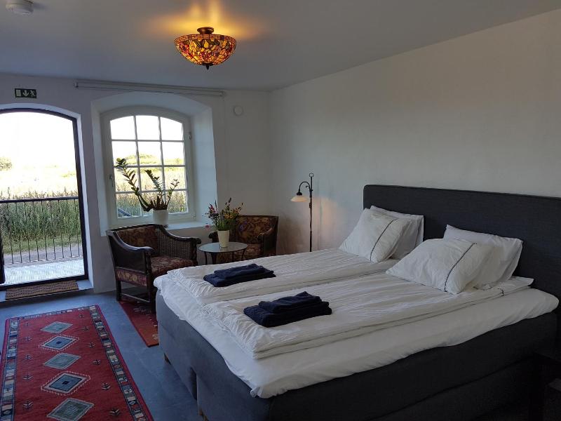 Double Room with Sea View image 3