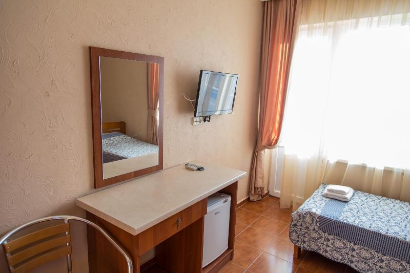 Standard Triple Room with Sea View image 2