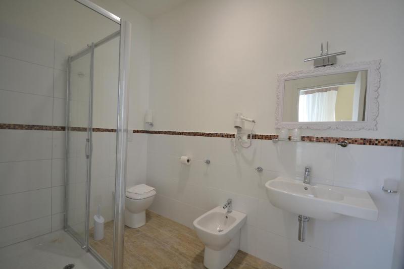Single Room image 4