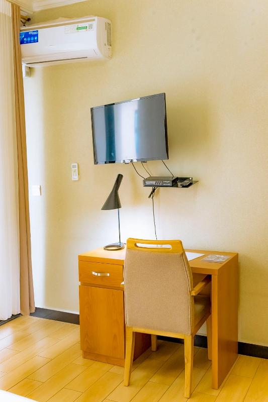 Tropical Plaza Apartments - image 2