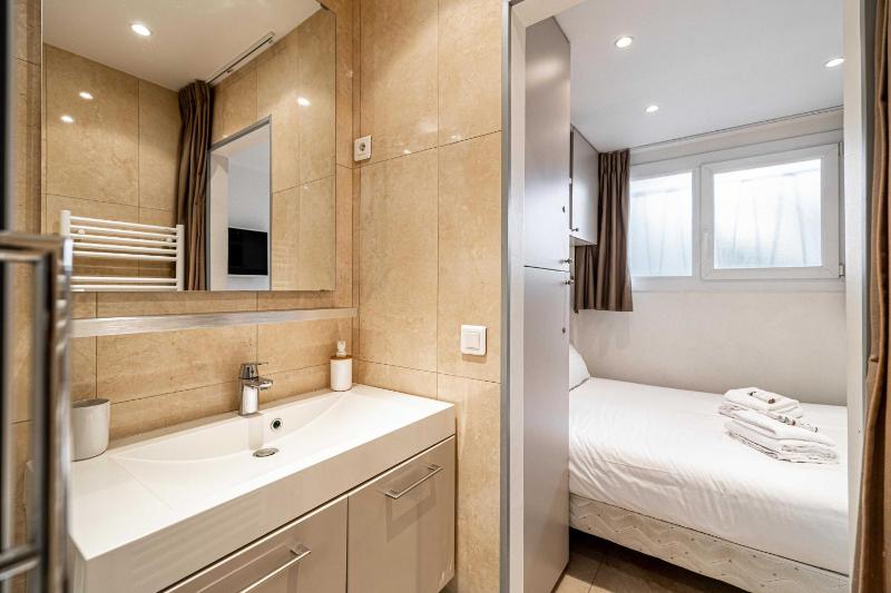 Modern Apartment a c 1BR-4P With balcony - image 10
