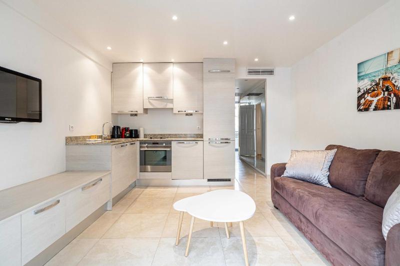 Modern Apartment a c 1BR-4P With balcony - image 4