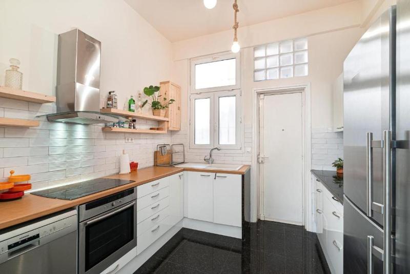Spacious & Artistic Retro 2BD Apt with SAUNA - image 6