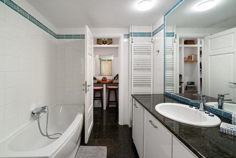 Spacious & Artistic Retro 2BD Apt with SAUNA - image 15
