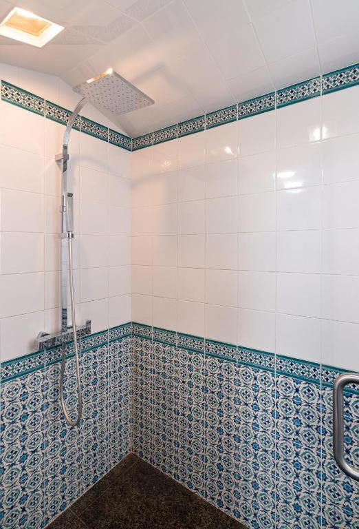 Spacious & Artistic Retro 2BD Apt with SAUNA - image 16