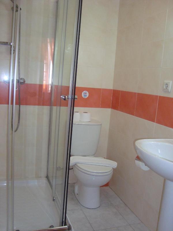 Twin Room image 3