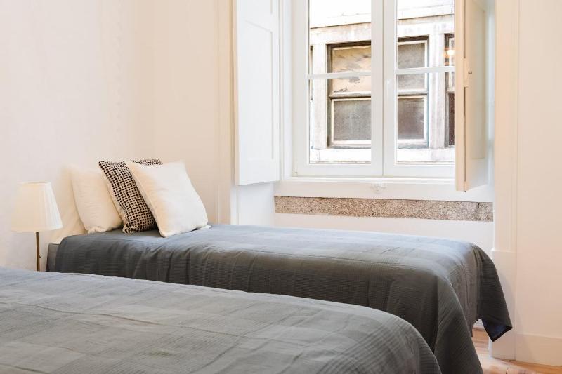 Central Lisbon Gem Modern Apt for 8 Guests wAC - image 9