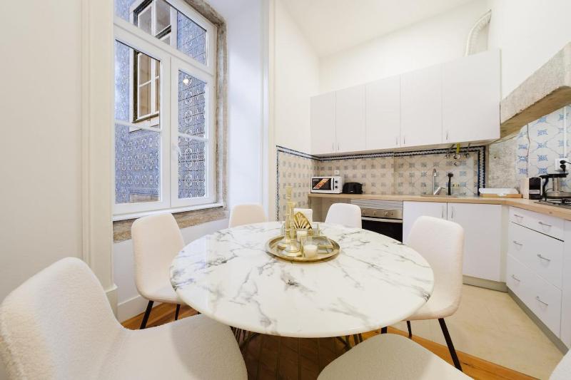 Central Lisbon Gem Modern Apt for 8 Guests wAC - image 5