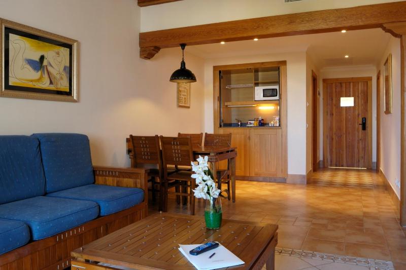 Family Room (2 Adults + 2 Children) image 3