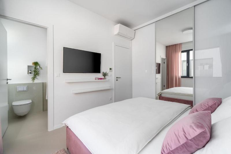 Villa Lemon 3 Bedrooms 4 Baths Infinity Pool Whirlpool Cinema room Sea view - image 3