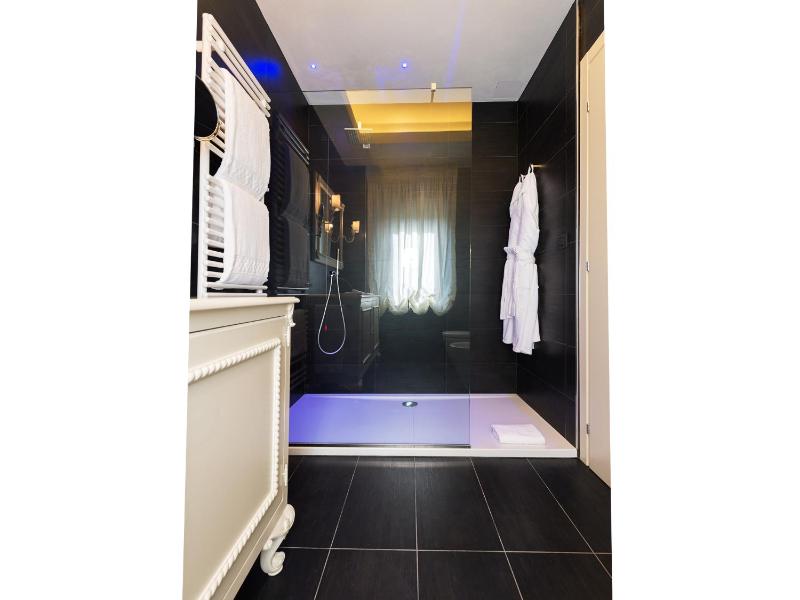 Classic Double Room image 3